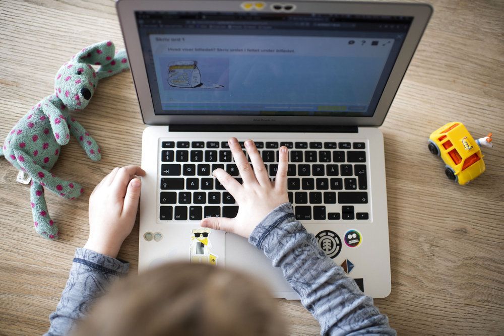 Fra og med 15. december sendes elever i folkeskoler og fri- og privatskoler hjem til onlineundervisning. Det skyldes et forsøge på at banke smitten ned blandt børnene. Tal fra SSI viser, at smitten blandt de 6-11-årige fortsat stiger.