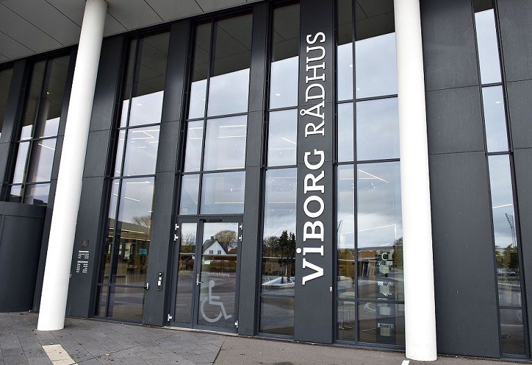 Viborg Kommune har valgt ikke at følge retningslinjerne for isolation. Det skyldes et højt smitteantal med den nye variant.