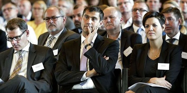Professor i økonomi ved Aarhus Universitet, Philipp Schröder, i midten af billedet, mener at kommunerne kan hente produktivitetsforbedringer ved at konkurrenceudsætte en del af deres services gennem udlicitering.