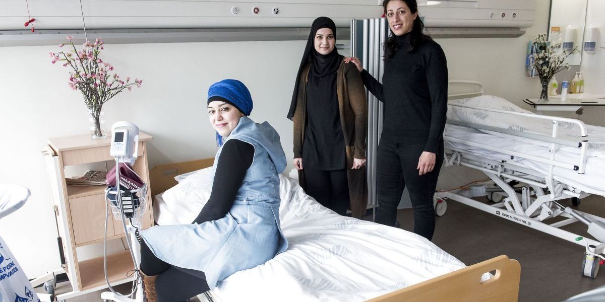 (Arkiv) Der mangler indvandrerkvinder i plejesektoren. Det understregede statsminister Mette Frederiksen (S) i sin nytårstale. Spørgsmålet er, hvordan der kan rekrutteres flere.