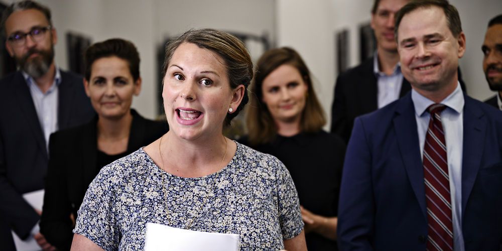 Når partierne indgår brede forlig, så får partierne ikke alt igennem. Men de får altid en smule med, som svarer til deres politik. I en kommende forhandling om frikommuner, har regeringen lidt atypisk bedt om, at ingen partier skal have politik igennem. Men Mette Abildgaard (K), vil sige nej tak til frikommuner, hvis borgernes frie valg kommer i fare.