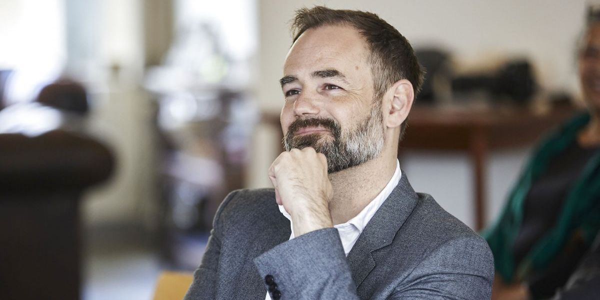 Det bliver en svær, men vigtig opgave for kommunalpolitikere at lade være med at blande sig i lokale institutioners drift, hvis frikommuneforsøg bliver rullet ud i stor skala. Det vurderer KL-formand Jacob Bundsgaard.
