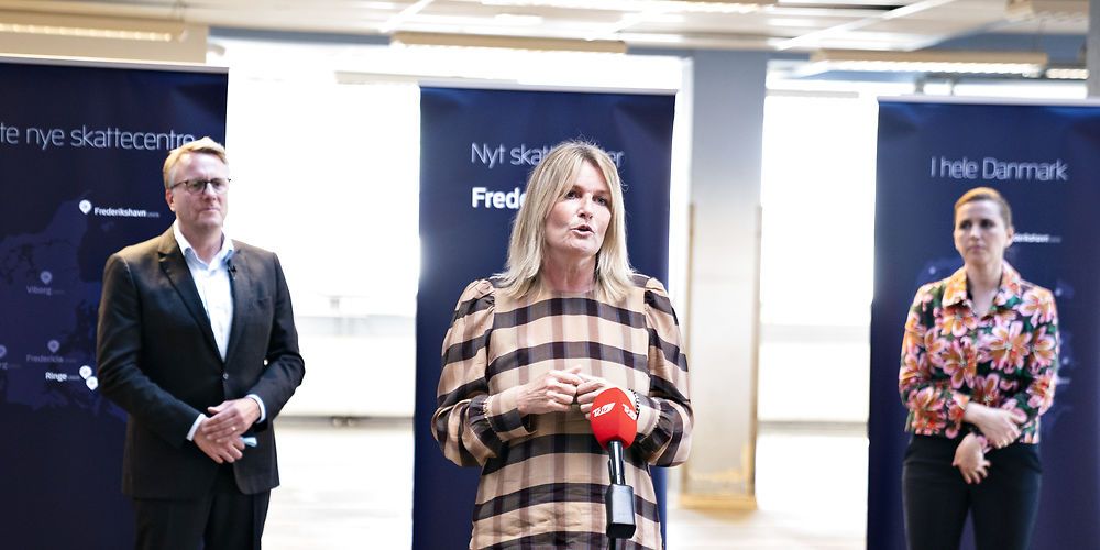 Det er vigtigt at regeringen og folketinget kan holde sig i baggrunden, når de første møgsager i kommunerne vil ramme. Ellers bliver det umuligt at få frikommunerne i praksis. Birgit S. Hansen (S), borgmester i Frederikshavns Kommune forklarer, at tillid til de ansatte er afgørende. Her står hun til et pressemøde med skatteminister Morten Bødskov (S) og statsministeren i baggrunden.