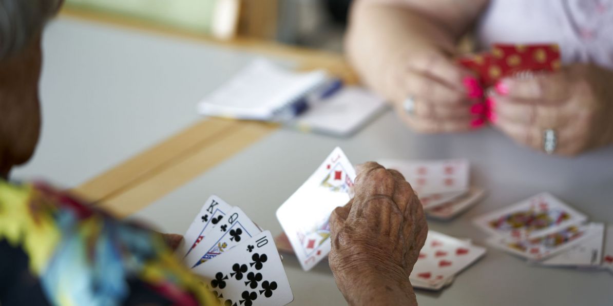 Sociale aktiviteter for ældre og rengøring er noget af det, som Skanderborg Kommune ser sig nødsaget til at skære ned på.