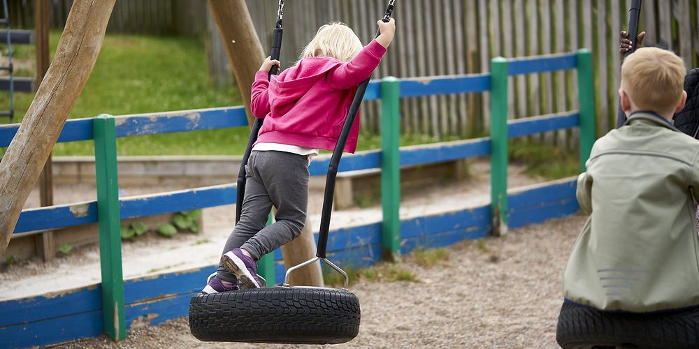 Børnene i landets børnehaver må vente lidt med at få nye gyngestativer på legepladsen, fordi kommunerne har prioriteret især veje og administrationsbygninger i anlægsbudgetterne for 2022.