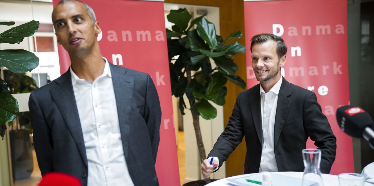 (Arkiv) Så glade var udlændinge- og integrationsminister Mattias Tesfaye og beskæftigelsesminister Peter Hummelgaard, da de i september fremlagde forslaget om 37 timers arbejdspligt i nyttejob til indvandrere. Nu er forslaget faldet. Det kan ikke samle flertal i Folketinget.