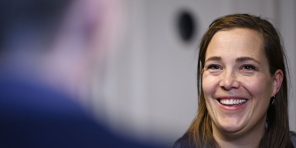 Social- og Ældreminister Astrid Krag (S) kan nu fortælle om en ny undersøgelse fra Sundhedsstyrelsen. Den viser, at borgere der modtager hjemmehjælp af kendte ansigter, de er mere trygge end borgere, der ikke gør.