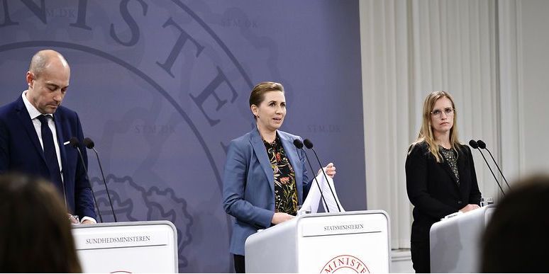 Stephanie Lose (længst til højre), formand for Danske Regioner, flankeret af stats- og sundhedsmisteren ved et pressemøde i december. Nu melder Danske Regioner ud, at man på trods af pandemien har overskud til at få sparket en sundhedsreform i gang.