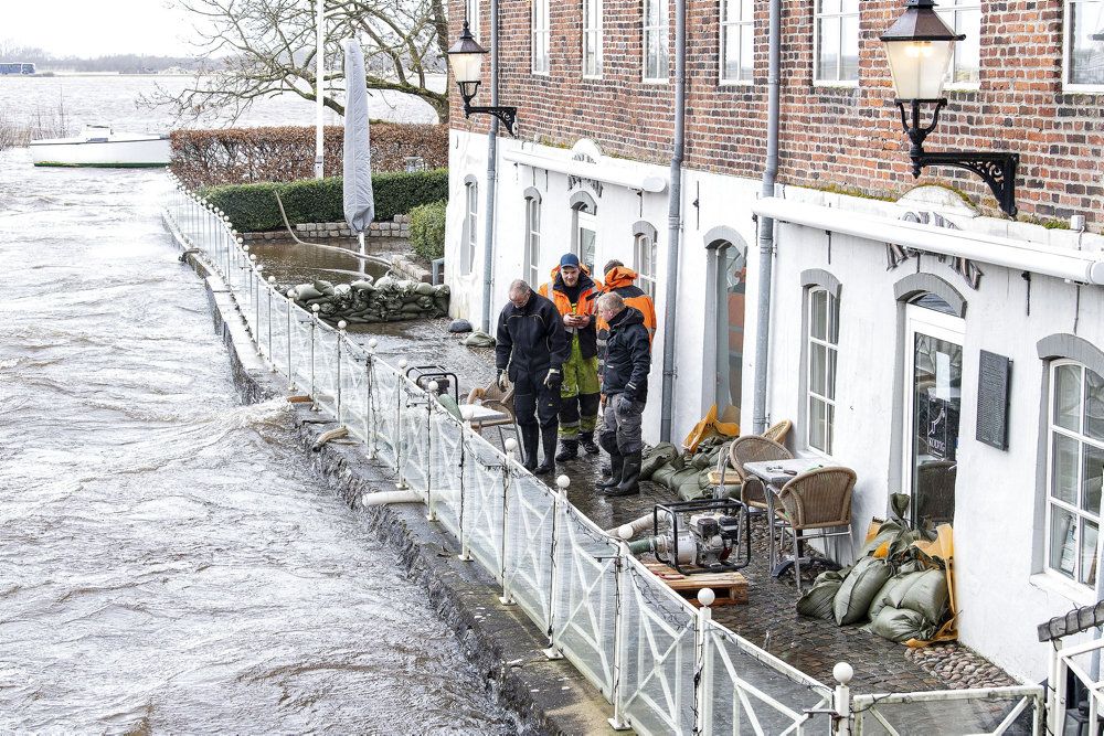 Forhøjet vandstand kan ramme hyppigere i fremtiden, hvis udledningen af drivhusgasser fortsætter som nu. Her ses en restaurant i Sydvestjylland, da der var kystnære oversvømmelser i februar 2020. (Arkivfoto)