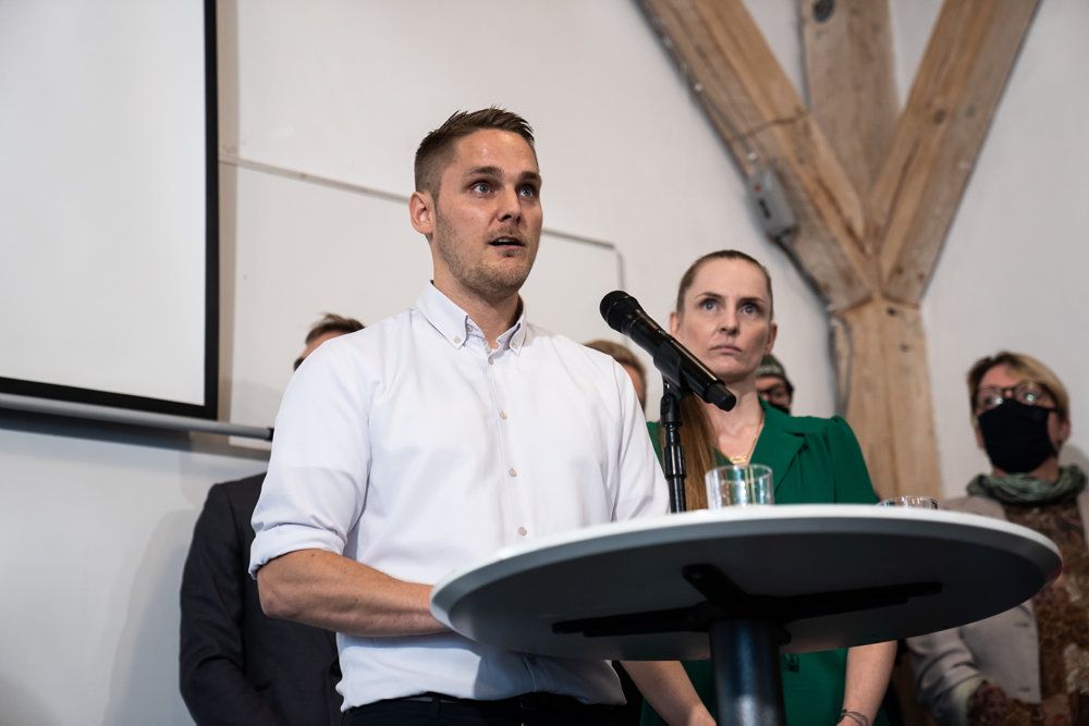 Henrik Vindfeldt, som er medstifter og tidligere leder af Veganerpartiet, er nu fortid i partiet, oplyser den anden medstifter, Michael Monberg, i en pressemeddelelse. Det skyldes krænkende adfærd, hedder det i en pressemeddelelse. Det afviser Vindfeldt.