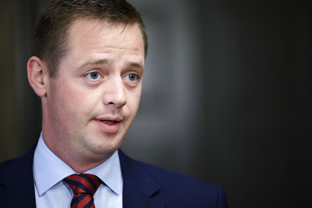 - Jeg har selvfølgelig udtalt meget igennem mine ti år her i Folketinget, men det er jo kun dejligt, at vi har en dygtig politisk ordfører, som kan hjælpe mig, hvis jeg kommer til at sige noget, der ikke helt er i tråd med linjen, siger Thomas Danielsen (V).