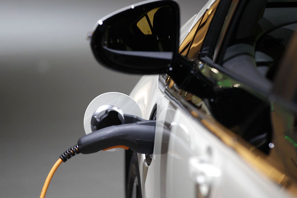 Plug-in-hybridbiler er mindre klimavenlige end forventet ifølge internationale studier. Støttepartier åbner nu for at genforhandle bilaftale. (Arkivfoto)