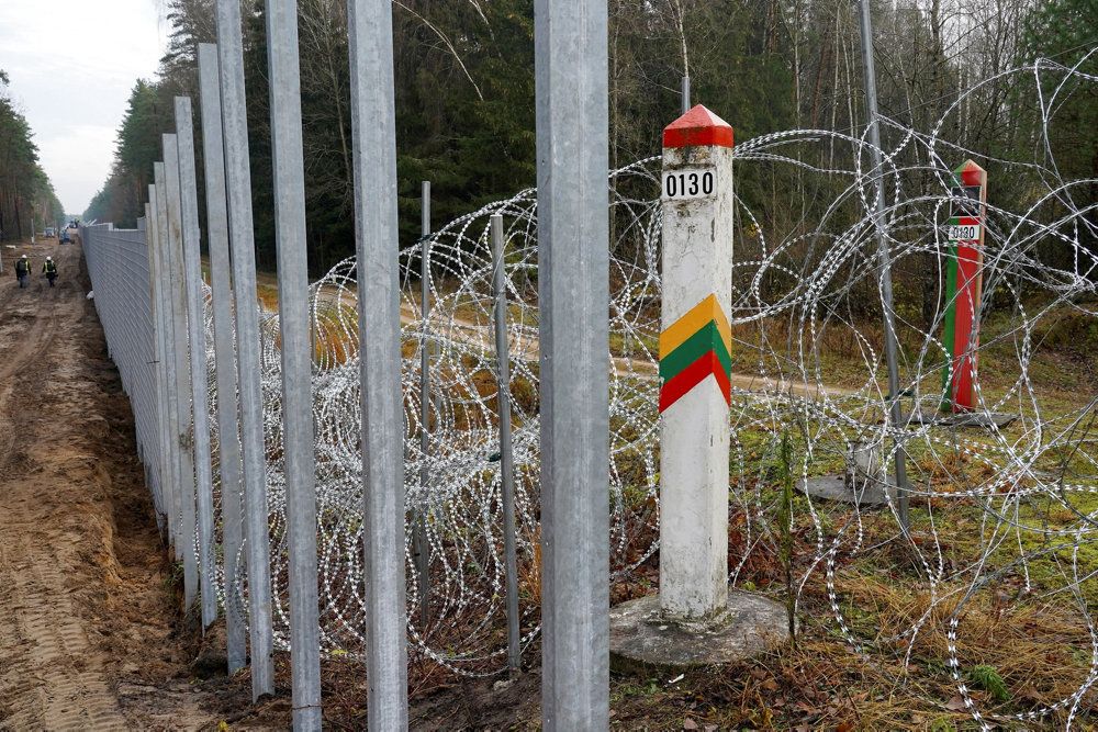 - Jeg synes ikke, at det er rimeligt, at Litauens regering midt i at skulle håndtere tusindvis af migranter, der krydser grænsen, samtidig skal udsættes for kritik fra det europæiske bagland, siger udlændinge- og integrationsminister Mattias Tesfaye (S).