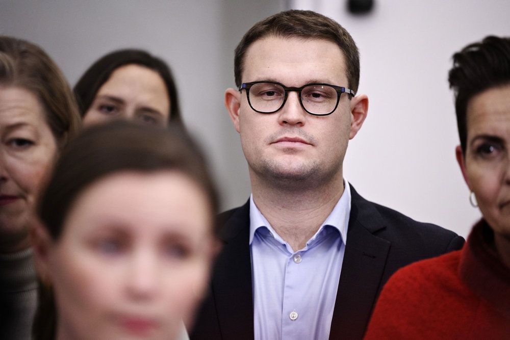 Christian Rabjerg Madsen (S) siger, at regeringen afviser af lette topskatten, men den er åben for at se på andre skattelettelser.