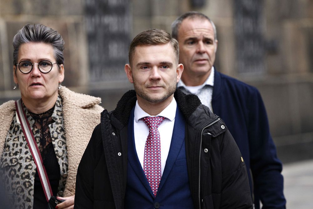 Alexander Grandt (S), som her ses midt i billedet, udtræder af Folketinget torsdag. Det sker, efter at Folketinget fik oplyst, at han ikke var den rigtige stedfortræder at indkalde. (Arkivfoto)