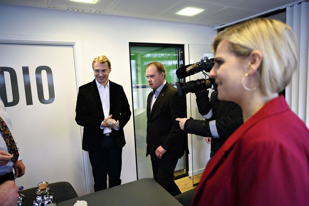 Formandskandidaterne Morten Messerschmidt, Martin Henriksen og Merete Dea Larsen, da der trækkes lod om rækkefølgen før tv-debat om formandsposten.
