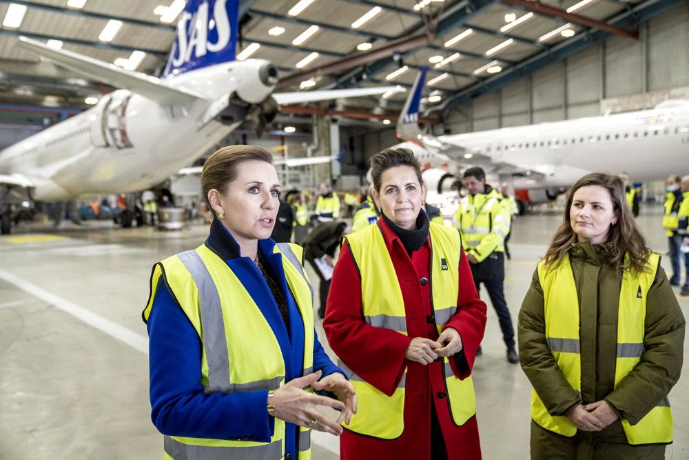 Statsminister Mette Frederiksen (S), partiformand Pia Olsen Dyhr (SF) og politisk ordfører Mai Villadsen (EL) besøger torsdag Københavns Lufthavn for at høre mere om mulighederne for grønne fly i fremtiden.