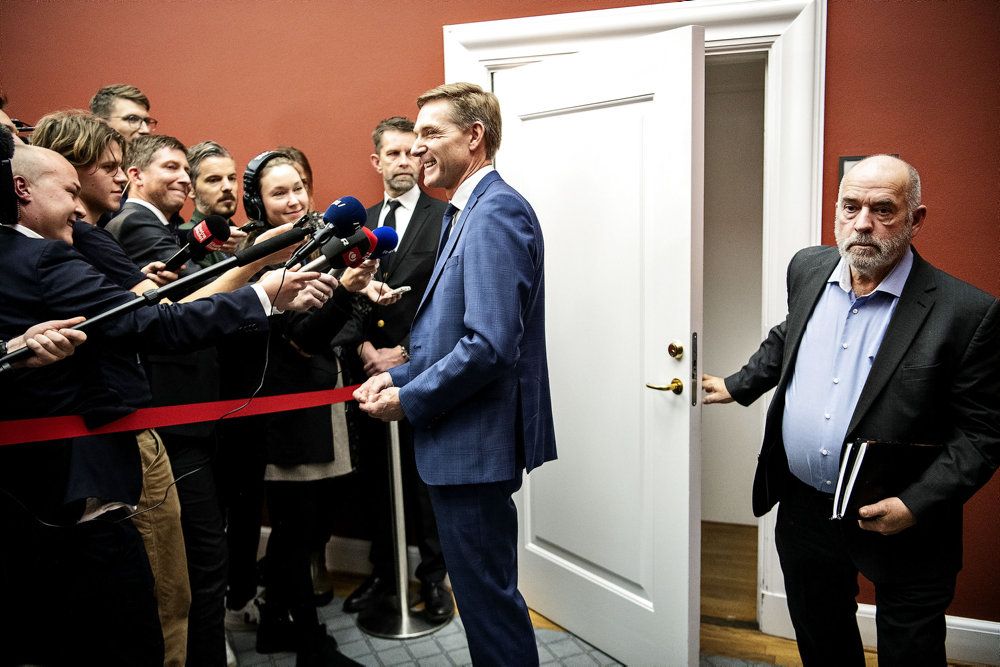 Søren Espersen (th.) kræver, at formandskandidaterne Morten Messerschmidt og Martin Henriksen begraver stridsøksen efter søndagens formandsvalg i DF. (Arkivfoto)