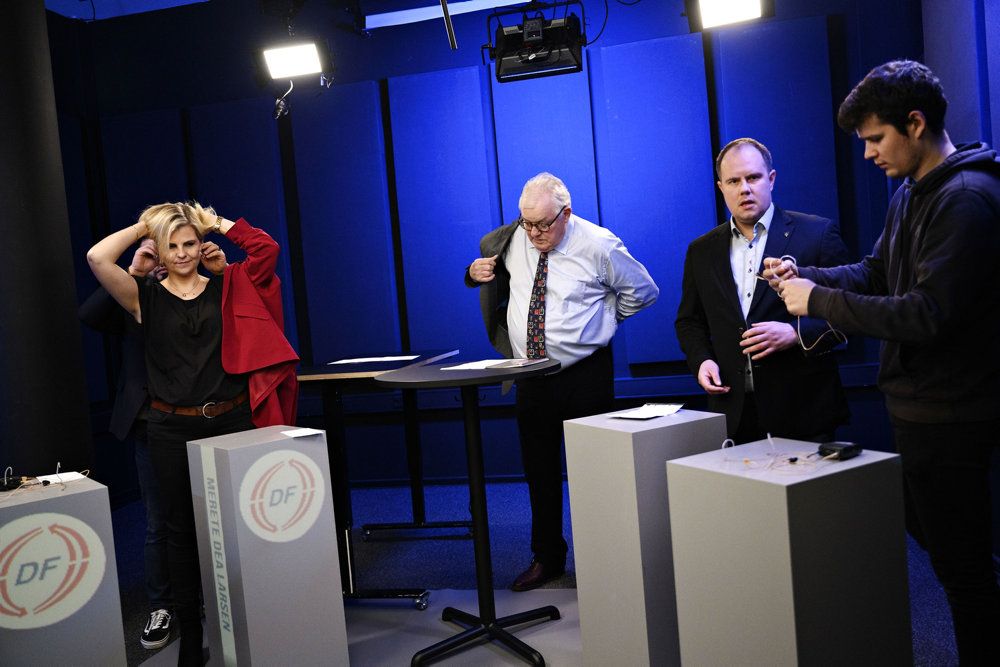 Formandskandidaterne Martin Henriksen og Merete Dea Larsen samt moderator Hans Engell kort før tv-debat om formandsposten i Dansk Folkeparti søndag. Fredag mødtes de to igen til debat på TV 2 News. (Arkiv).