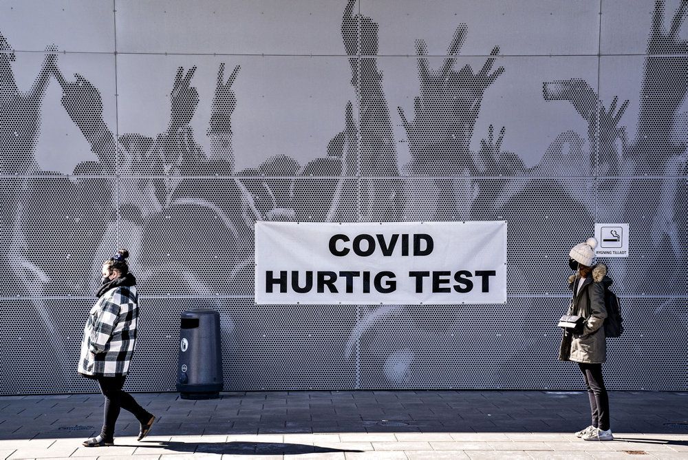 Den nuværende testkapacitet på hurtigtest nedjusteres af regeringen fra 500.000 til 200.000 test om dagen. I stedet vil man skrue op for selvtest. (Arkivfoto).