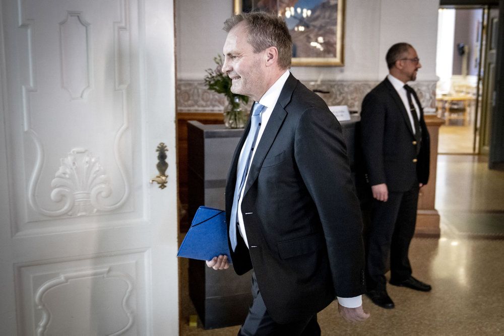 Gruppeformand Peter Skaarup (DF) har meldt afbud til ekstraordinært årsmøde i Dansk Folkeparti på grund af dødsfald i familien.