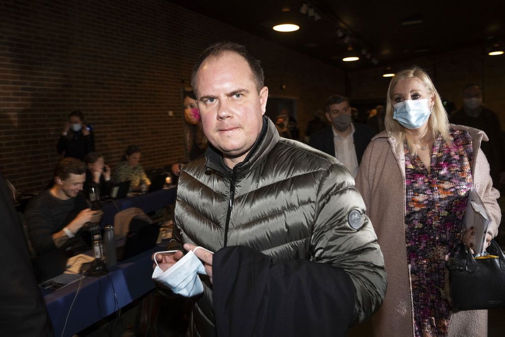 Martin Henriksen mener, at man som folketingsmedlem skal kunne forsvare en formand i stort og småt. Men det kan han ikke med Morten Messerschmidt. Derfor trækker han sit kandidatur til Folketinget. Her ankommer hans til Dansk Folkepartis ekstraordinære årsmøde i Herning.