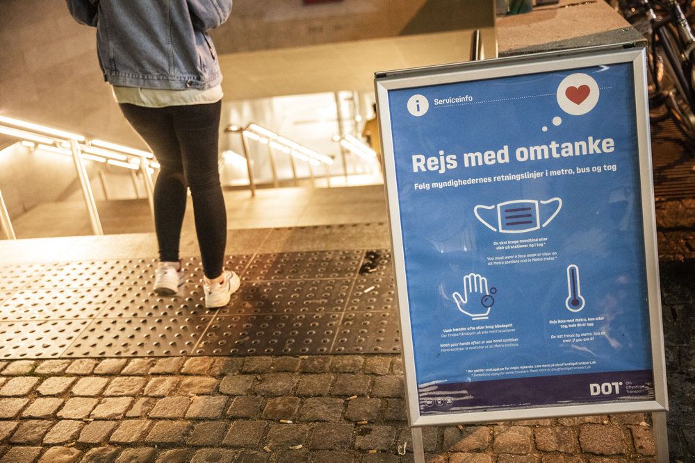 Epidemien bør fremover i stigende grad håndteres via anbefalinger frem for krav, vurderer Epidemikommissionen. I dag er der krav om mundbind i offentlig transport. (Arkiv).