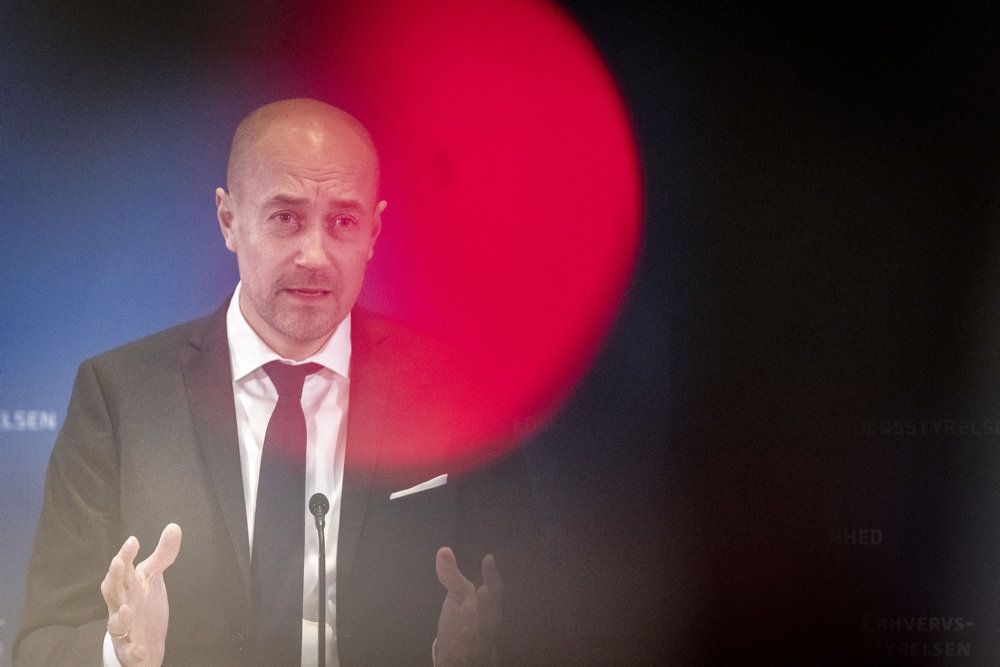 Sundhedsminister Magnus Heunicke (S) skriver i et brev til Folketingets Epidemiudvalg, at covid-19 fra februar ikke længere bør betegnes som en samfundskritisk sygdom, og at restriktioner derfor også bør fjernes fra det tidspunkt. Udvalget skal give svar senest fredag morgen (Arkivfoto).