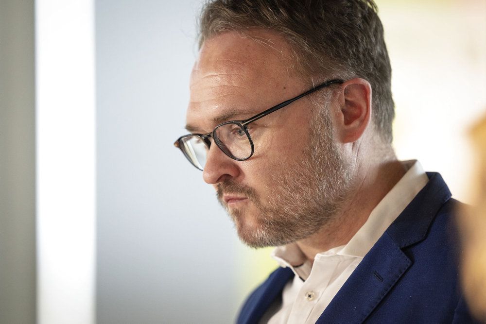 Klima-, energi- og forsyningsminister Dan Jørgensen er klar med et udspil, som skal give en økonomisk håndsrækning til de danskere, som oplever at få høje varmeregninger.