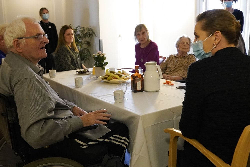 Statsminister Mette Frederiksen (S) og Herlevs borgmester Thomas Gyldal Petersen (S) besøgte plejehjemmet Lille Birkholm Center i Herlev torsdag 27. januar, for at tale med beboere og ansatte om, hvordan man kan skrue ned for papirarbejdet og op for omsorgen.