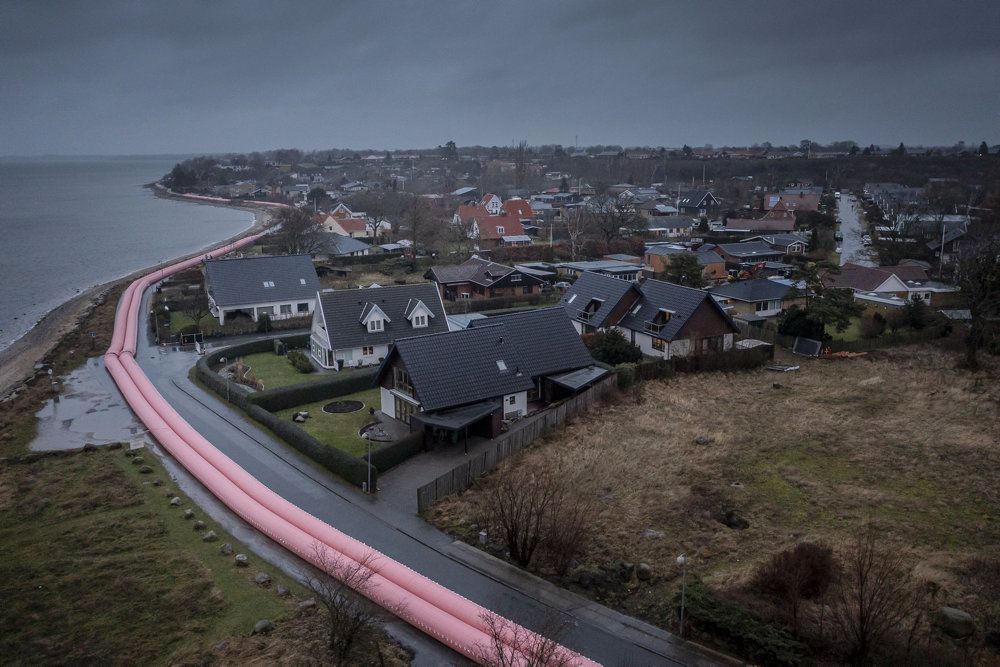 Stormen Malik kan presse store mængder vand ind i de indre danske farvande, og det kan give udfordringer ved blandt andet Roskilde Fjord. I Frederikssund Kommune har man lagt såkaldt watertubes ud flere steder for at holde vandet på afstand. Alligevel tager kommunen sine forholdsregler og tilbyder evakuering af sårbare og ældre borgere.