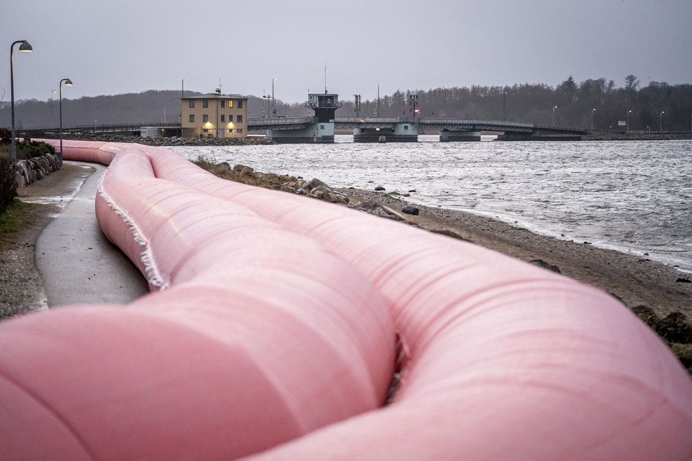 Der er lagt såkaldte watertubes ud flere steder i Frederikssund Kommune for at dæmme op for vandmasserne. Men kommunens borgmester, Tina Tving Stauning (S), efterlyser en overordnet løsning på problemerne med oversvømmelser efter storm.