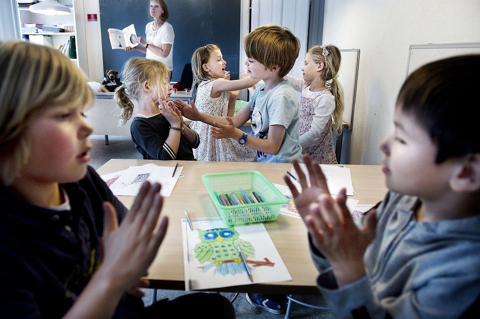 Det giver ikke mening, at børnehaveklasser som det eneste klassetrin ikke opfordres til to test om ugen, mener Børnehaveklasseforeningen.