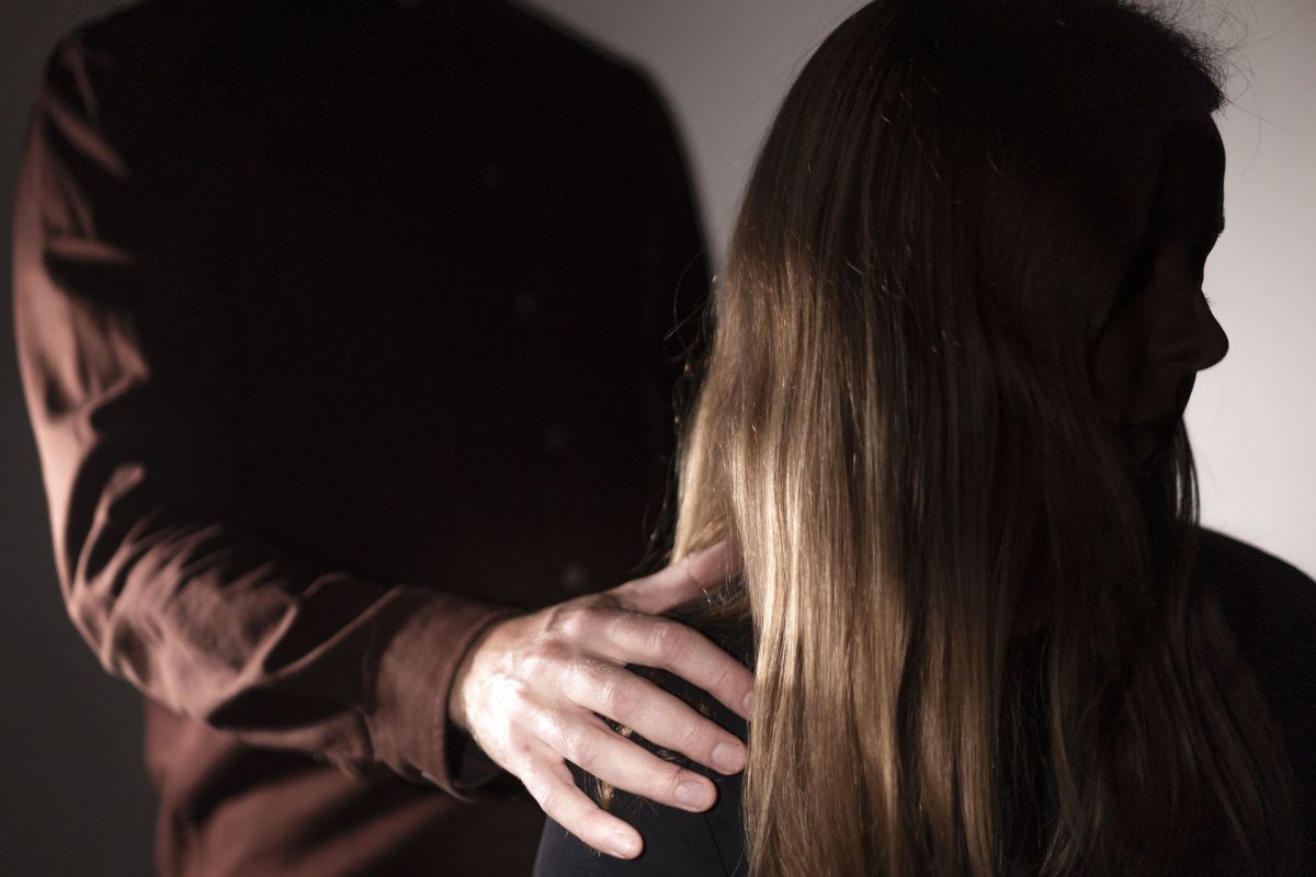 Seksuel chikane er alle former for uønsket seksuel opmærksomhed og kan f.eks. være uønskede berøringer, verbale opfordringer til seksuelt samkvem eller sjofle vittigheder og kommentarer.