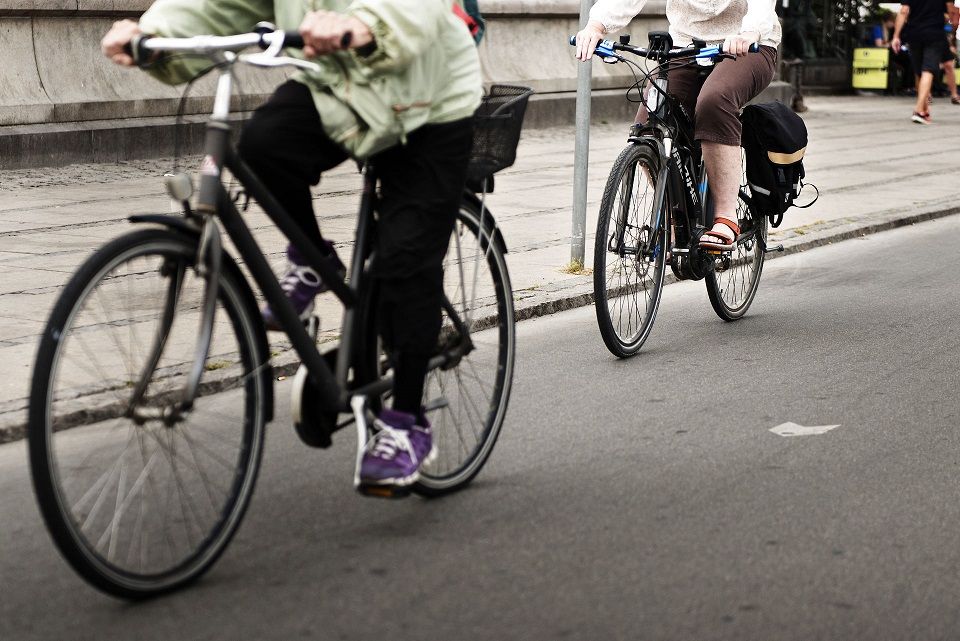 Huller i asfalten kan være farligt for cyklister at møde på cykelstier og veje. På billedet her er asfalten dog fin.