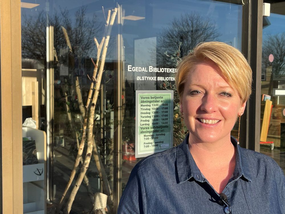 Borgmester Vicky Holst Rasmussen foran biblioteket i Ølstykke, hvor hun har været i praktik.