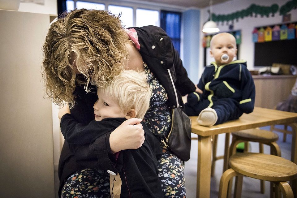 Forældrenes Landsorganisation er ikke tilfreds med, at flere daginstitutioner opfordrer forældre til at holde børnene hjemme eller hente dem tidligt.