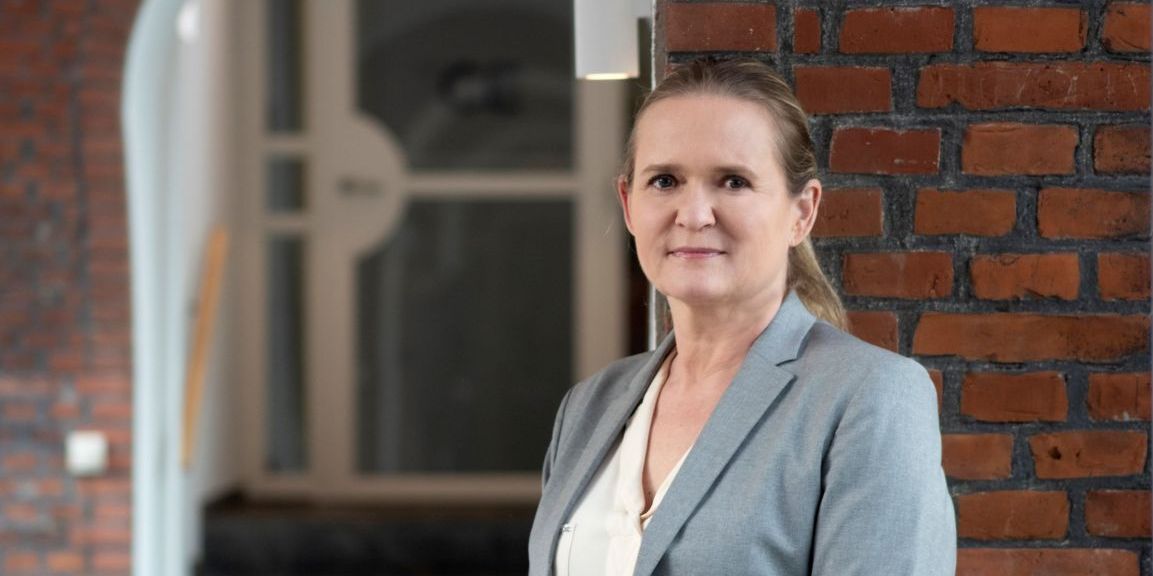 Lokalpolitikere må meget gerne lægge sig i selen for at få udbredt ladestandere til elbiler. Det mener Gitte Seeberg, adm. direktør i AutoBranchen Danmark og tidligere folketingsmedlem,