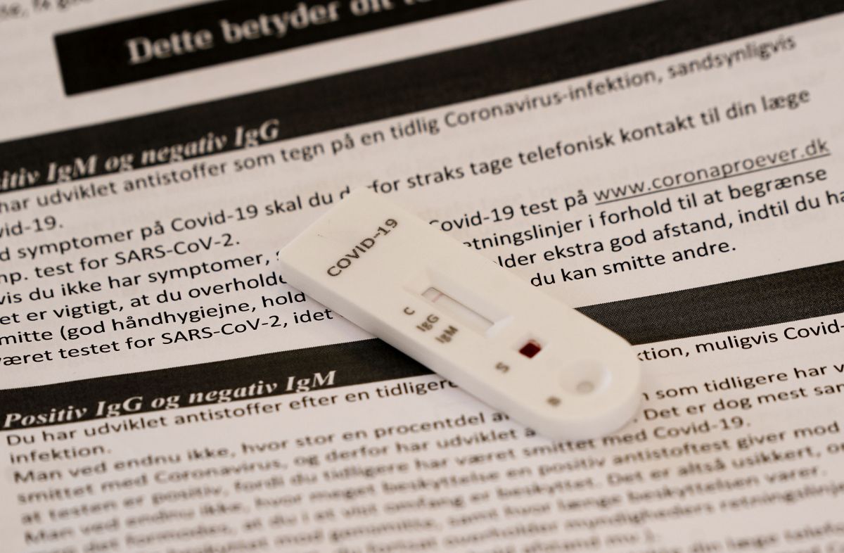 Fire forskellige hjemmetest har forskellig nøjagtighed, fordi de er udviklet forskelligt, og det kan skabe øget smitte, mener ekspert.