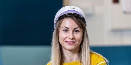 Nadiia Konyk fra Ukraine er lykkelig for, at hun har fået en uddannelse som sosu-hjælper. Hun bestod sidste fag torsdag i forrige uge. Og hun glæder sig til at starte på sin første arbejdsdag som færdiguddannet i morgen, tirsdag.