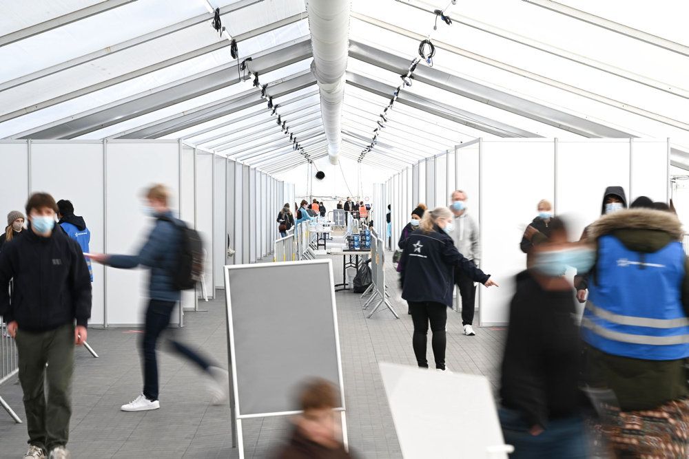En stor del af fremgangen i beskæftigelsen er i social- og sundhedssektoren, hvor 4100 personer er blevet ansat - blandt andet pga. den store test- og vaccineindsats, som har skabt tusindvis af job som podere og vaccinatører.
