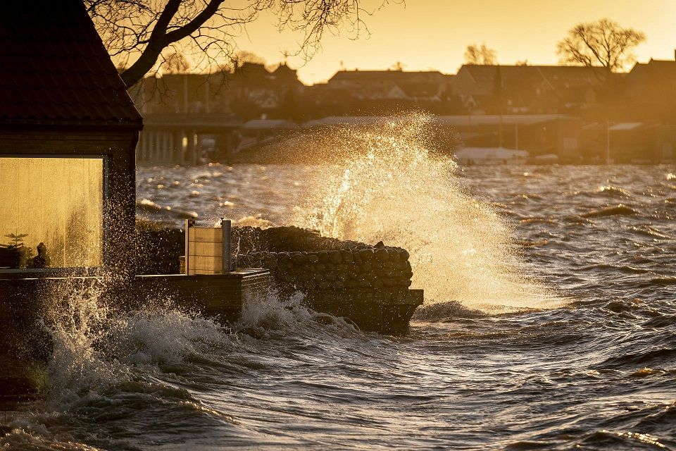 Roskilde Fjord ved Roskilde går over sine bredder, forårsaget af Stormen Malik der presser vandet ind i fjorden.