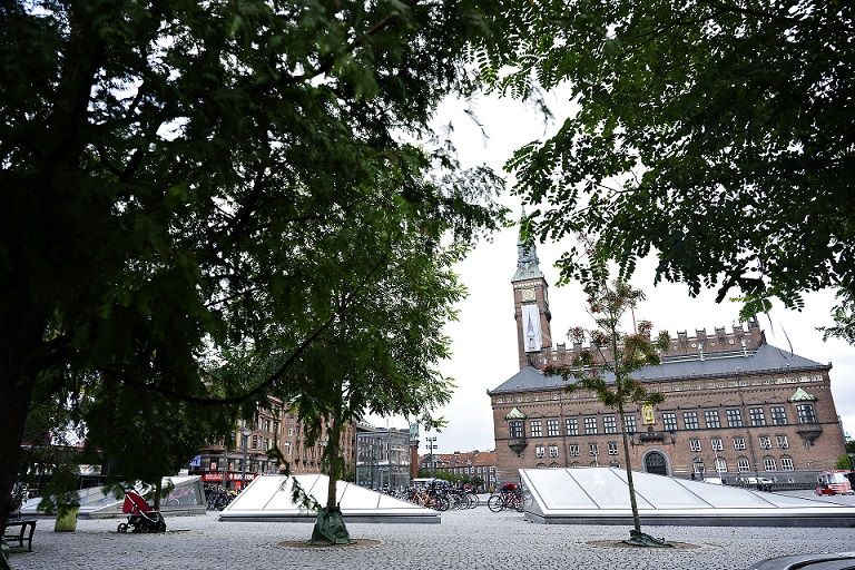 Et flertal i Københavns Kommune var klar til at bryde aftale med Intervare A/S, der ejer Nemlig.com, men beslutningen er nu sat på pause.