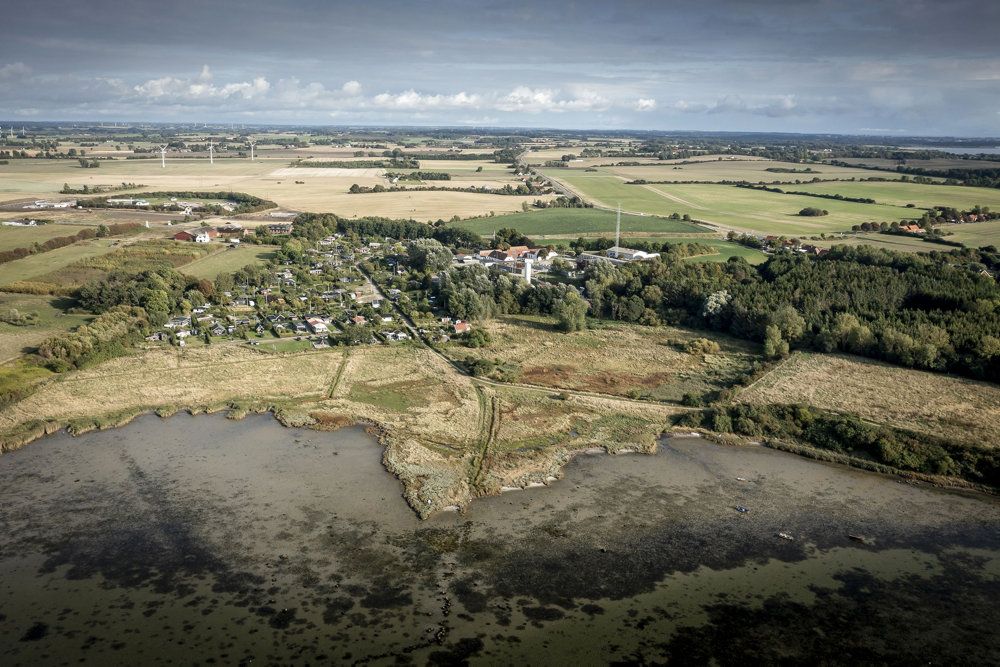 I foråret kom det frem, at det giftige fluorstof PFOS havde spredt sig fra en brandskole i Korsør til en nærliggende mark, hvor køer fra Korsør Kogræsser- og Naturplejeforening havde indtaget stoffet.