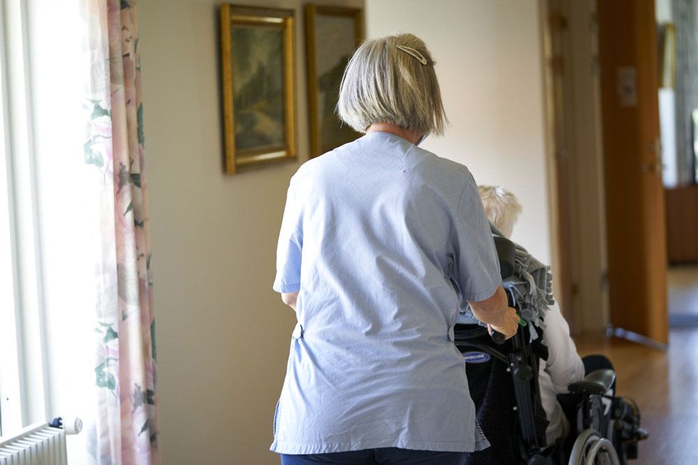 Smitten er blevet mere udbredt på landets plejehjem, hvor der i sidste uge var corona på lidt flere end hver fjerde plejehjem. Ugen før var det tilfældet på lidt flere end hver femte plejehjem.
