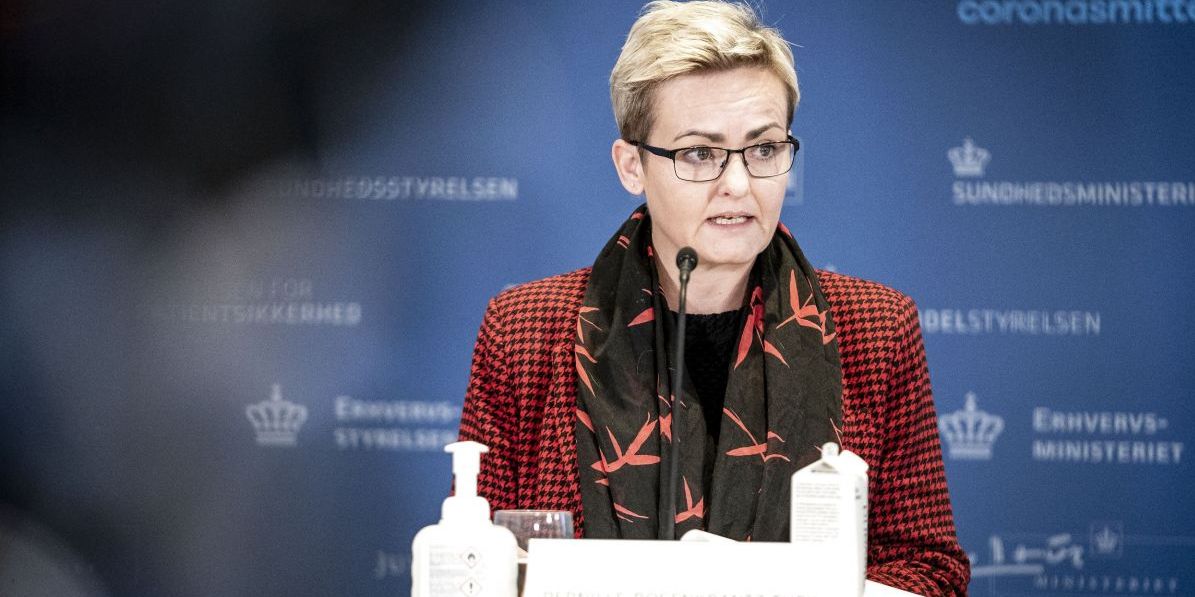 Børne- og undervisningsminister Pernille Rosenkrantz-Theil (S) understreger på pressemøde tirsdag formiddag, at det er sundhedsmæssigt forsvarligt at genåbne skolerne.