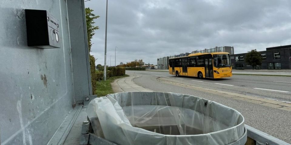 Det er en lille sorte boks under låget til skraldespanden, der indeholder en sensor, som giver besked, når spanden trænger til at blive tømt..