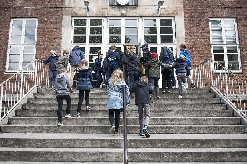 En ny strategi for skolelukninger under pandemien er nu, at man kun "undtagelsesvist" vil udstede påbud om midlertidig lukning af skoler.