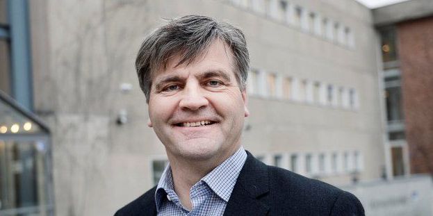 Lyngby-Taarbæk Kommune starter en lønskrue uden ende, når de tilbyder en bonus til nyansatte pædagoger på 15.000 kroner, siger Fredensborgs borgmester Thomas Lykke Pedersen (S). Han vil derfor have KL til at gå ind i sagen.