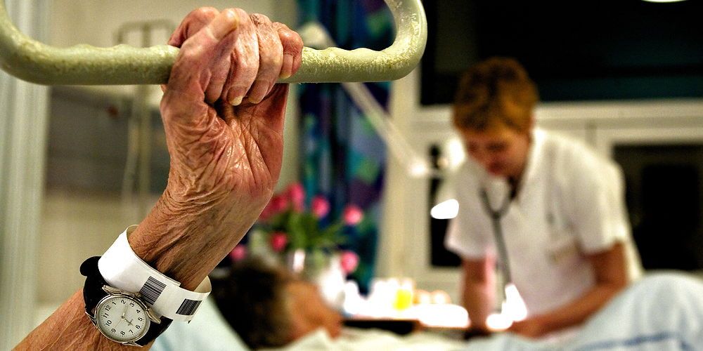 Antallet af ældre, som både er i kontakt med kommunen og sygehusvæsenet, vil stige med cirka 80.000 i de næste otte år. Professor forudser sammenbrud, hvis regeringen opretholder ideen om ikke at samtænke sundhedsloven og ældreloven.